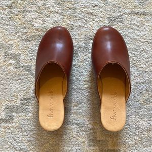 Cordani five worlds clogs